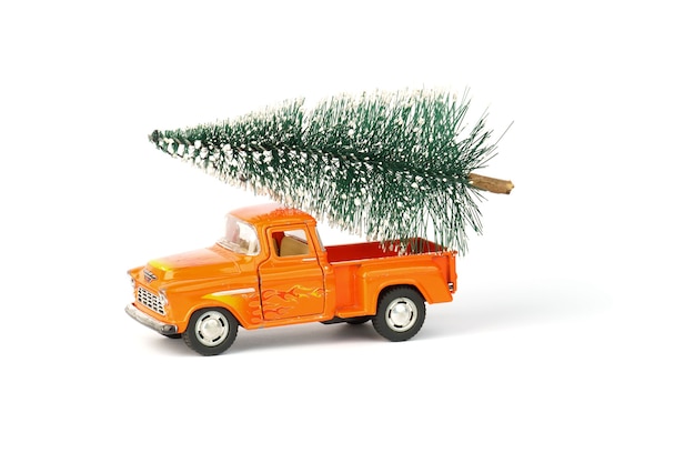 Voiture avec arbre de Noël isolé sur blanc