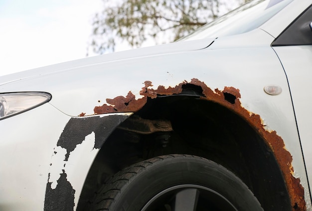 Voiture d'argent avec de la rouille