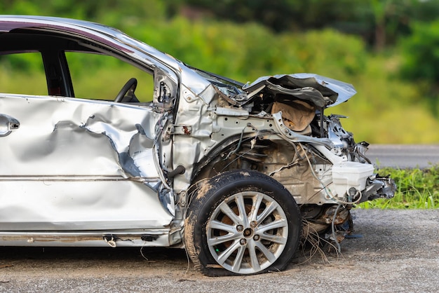 La voiture argentée est durement endommagée par un accident sur la route Concept d'entretien ou de réparation de voiture