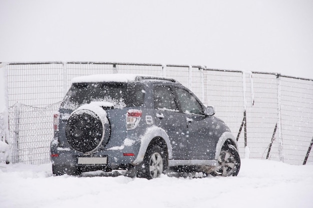 Voiture arrêtée dans la neige