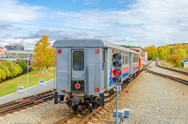 La voiture arrière du train au départ de la gare.