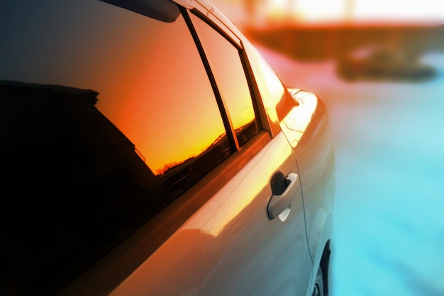 Voiture au coucher du soleil reflétée dans les miroirs