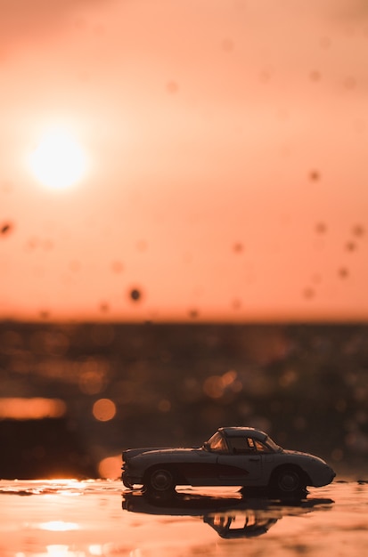 voiture au coucher du soleil