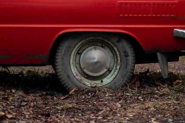 voiture au sol roue vieille voiture voiture rouge abandonnée