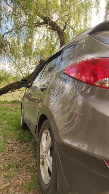 Photo une voiture beige avec des feux de freinage arrière rouges