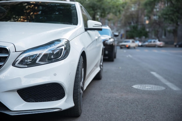 Voiture blanche dans la rue le soirxA