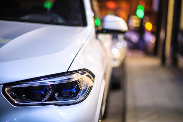 Voiture blanche dans la rue