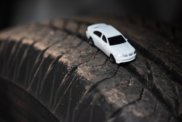 Voiture blanche sur le pneu auto.