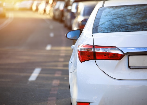 Voiture blanche en route