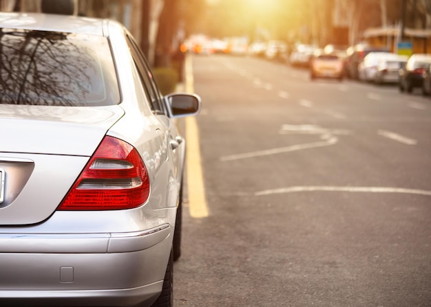 Voiture blanche en route