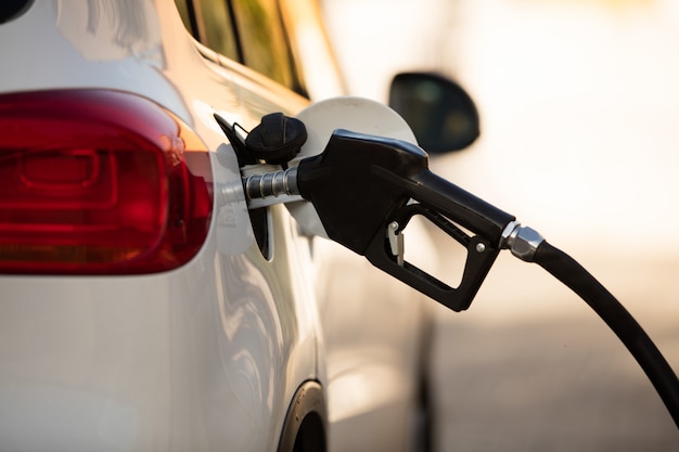 Voiture Blanche à La Station-service Remplie De Carburant