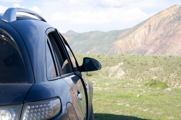 Voiture bleue en montagne verte