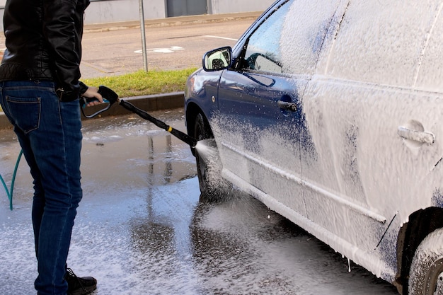 Voiture bleue en mousse dans un lave-auto