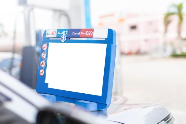 La voiture bleue se tient devant la voiture lors du remplissage du carburant de la voiture dans la station-service Espace vide blanc pour le texte