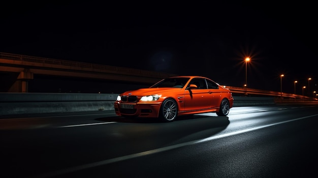 Une voiture bmw rouge roule sur une route la nuit.