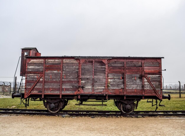 Photo voiture en bois à birkenau