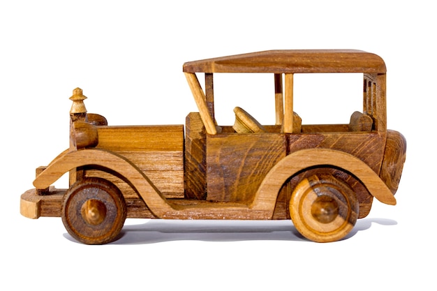 Voiture en bois vintage isolée