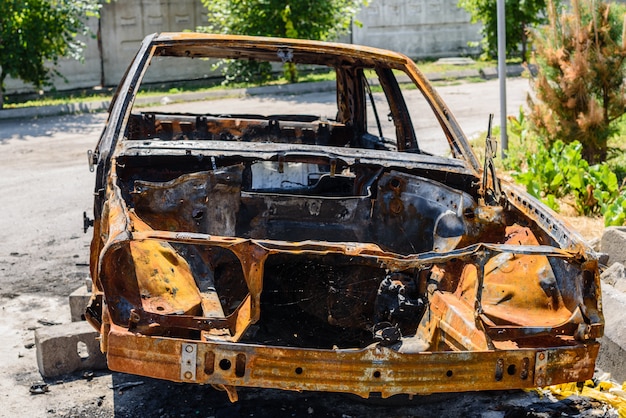 Voiture brûlée garée dans la rue