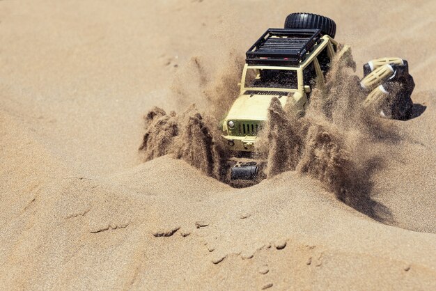 Voiture buggy radiocommandée avec moteur électrique sur le sable. Rallye hors route