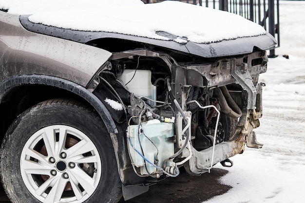 Voiture cassée après un accident sur la route Auto sans pare-chocs ni phares Concept d'assurance