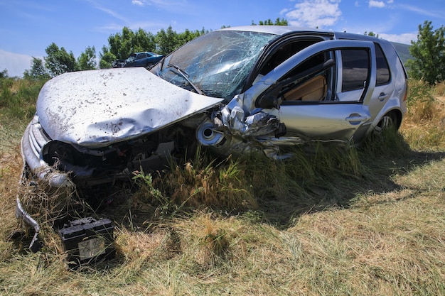 Voiture cassée dans l'herbe