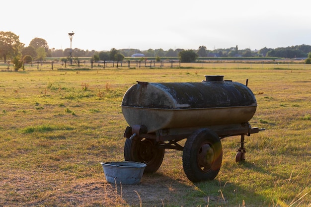 Voiture à cheval sur le champ