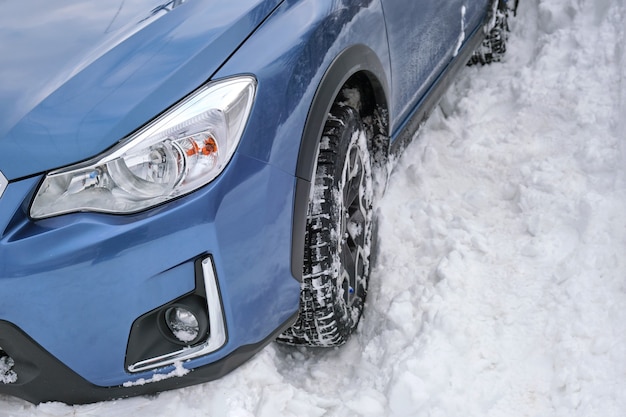 Voiture coincée dans la neige profonde par une froide journée d'hiver.