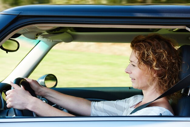 Voiture conduite femme âgée