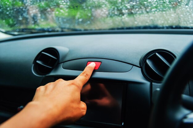 Voiture conduite à la main recadrée