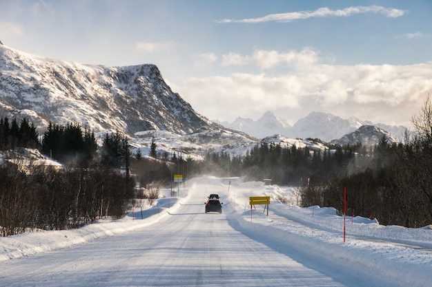 Voiture, conduite, sur, route neigeuse, à, chaîne de montagnes