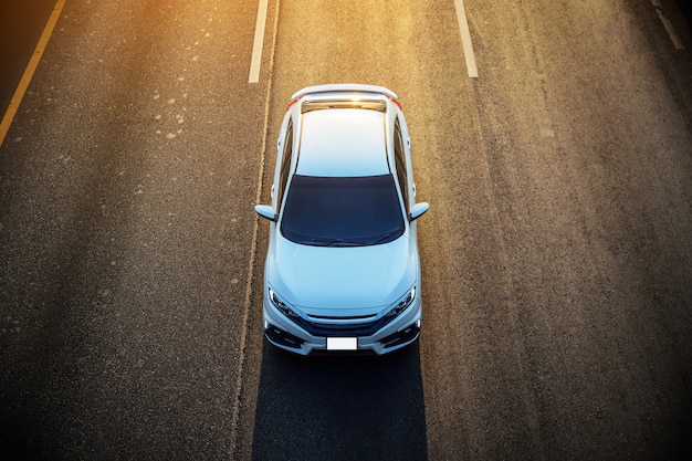 Voiture Conduite Sur La Route Le Soir Pour Rentrer à La Maison