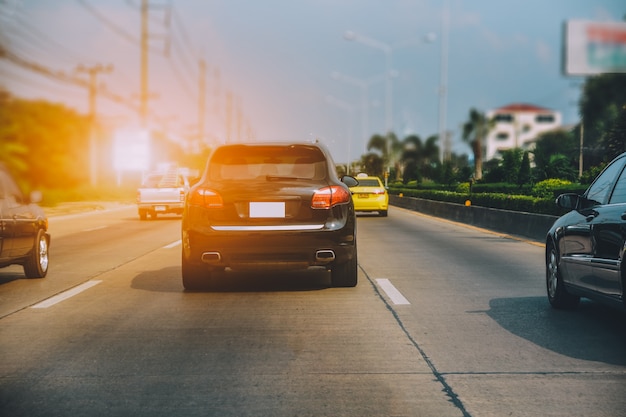 Voiture Conduite Sur Route, Voiture Garée Sur Route