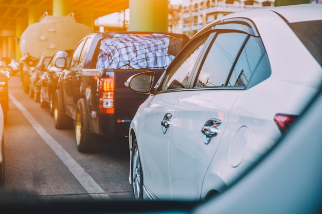 Voiture conduite sur route, voiture garée sur route