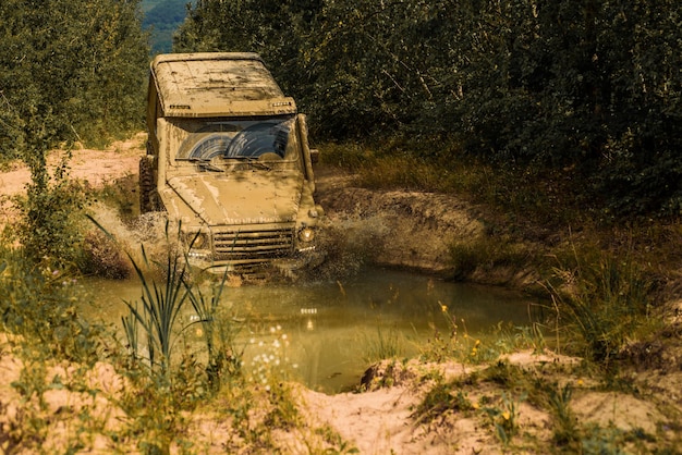 Une voiture de course de dragsters brûle du caoutchouc Extreme Offroad car Expedition offroader De la boue et des éclaboussures d'eau dans l'offroa