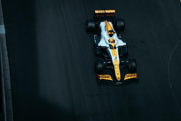 une voiture de course avec le mot course sur le côté
