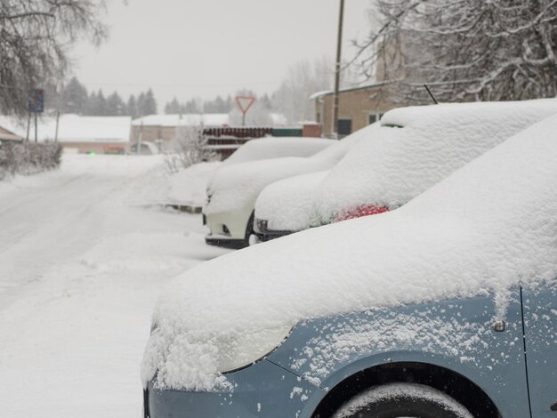 voiture couverte de neige après une chute de neige