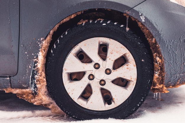 Voiture couverte de neige et de glaçons en hiver