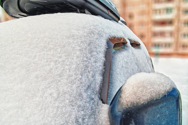 Voiture couverte de neige