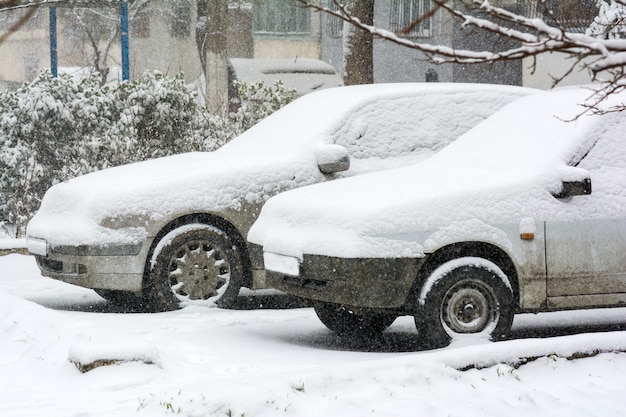 Voiture couverte de neige