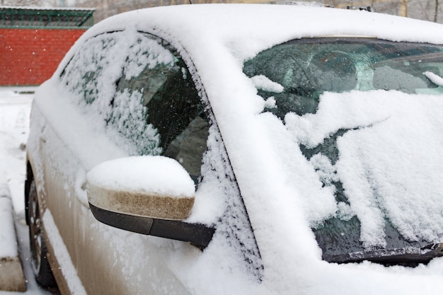 Voiture couverte de neige