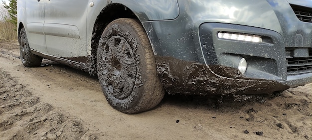 Voiture dans la boue