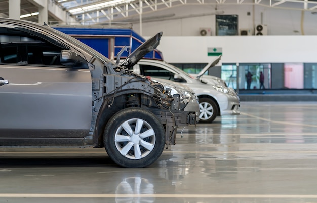 Voiture dans un centre de réparation automobile