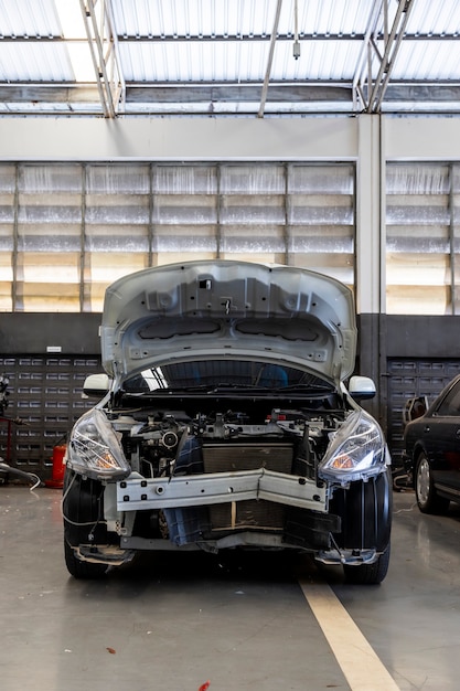 voiture dans le centre de service de réparation automobile