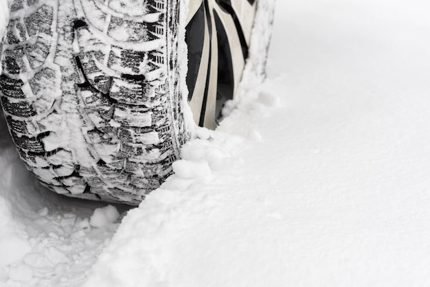 Voiture dans la neige