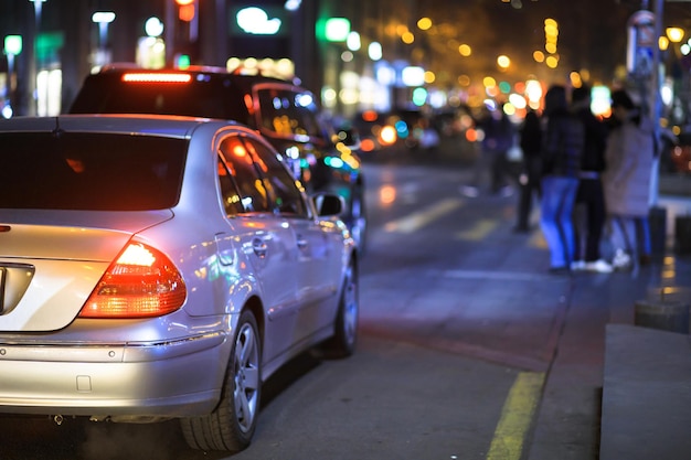 Voiture dans la nuit