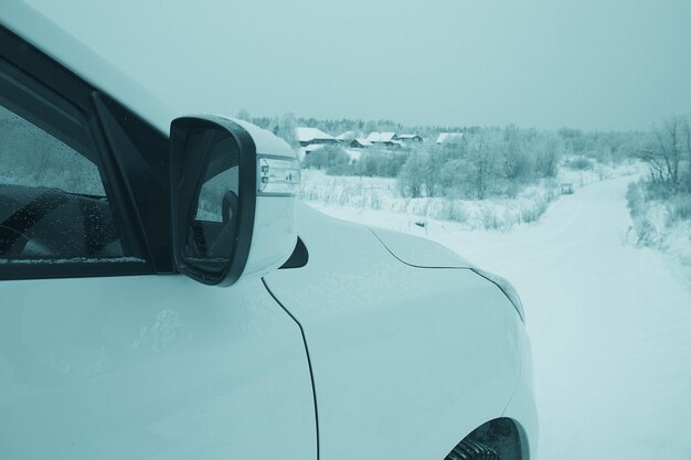 voiture dans un paysage enneigé nature blanc hiver neige