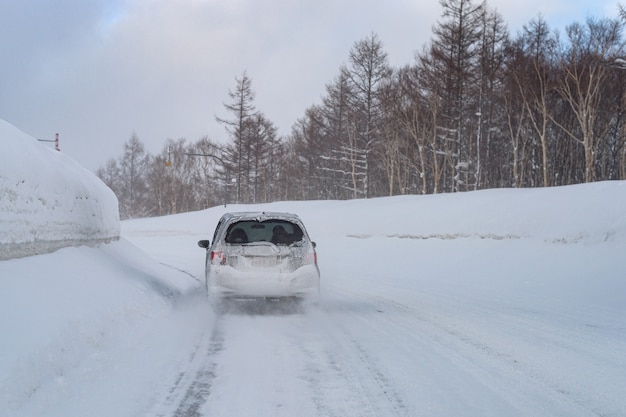 Voiture dans les routes d'hiver