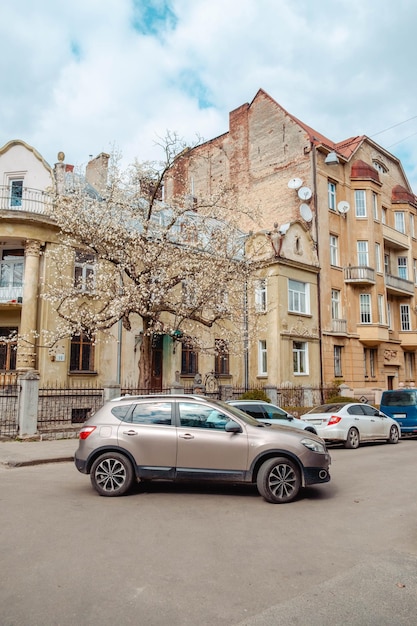 Une voiture dans une rue avec un immeuble en arrière-plan