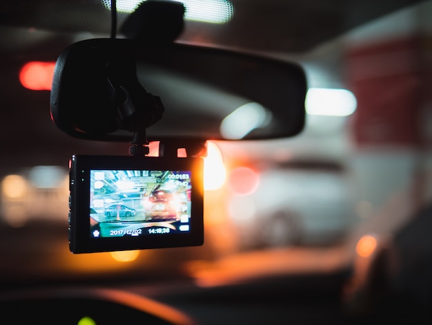 Voiture dans le trafic avec une caméra de tableau de bord