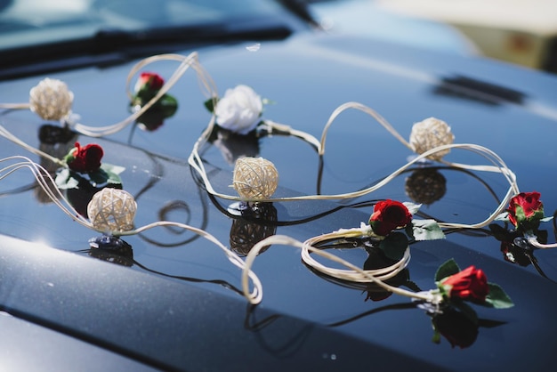 Une voiture avec décor sur mariage